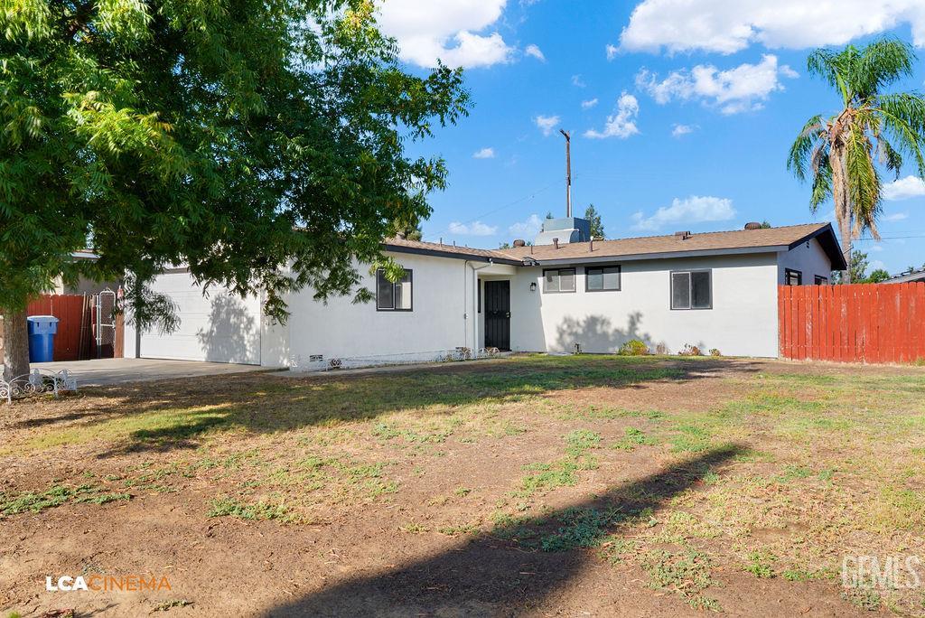 Single Family Residence in Bakersfield, photo 2 of 20