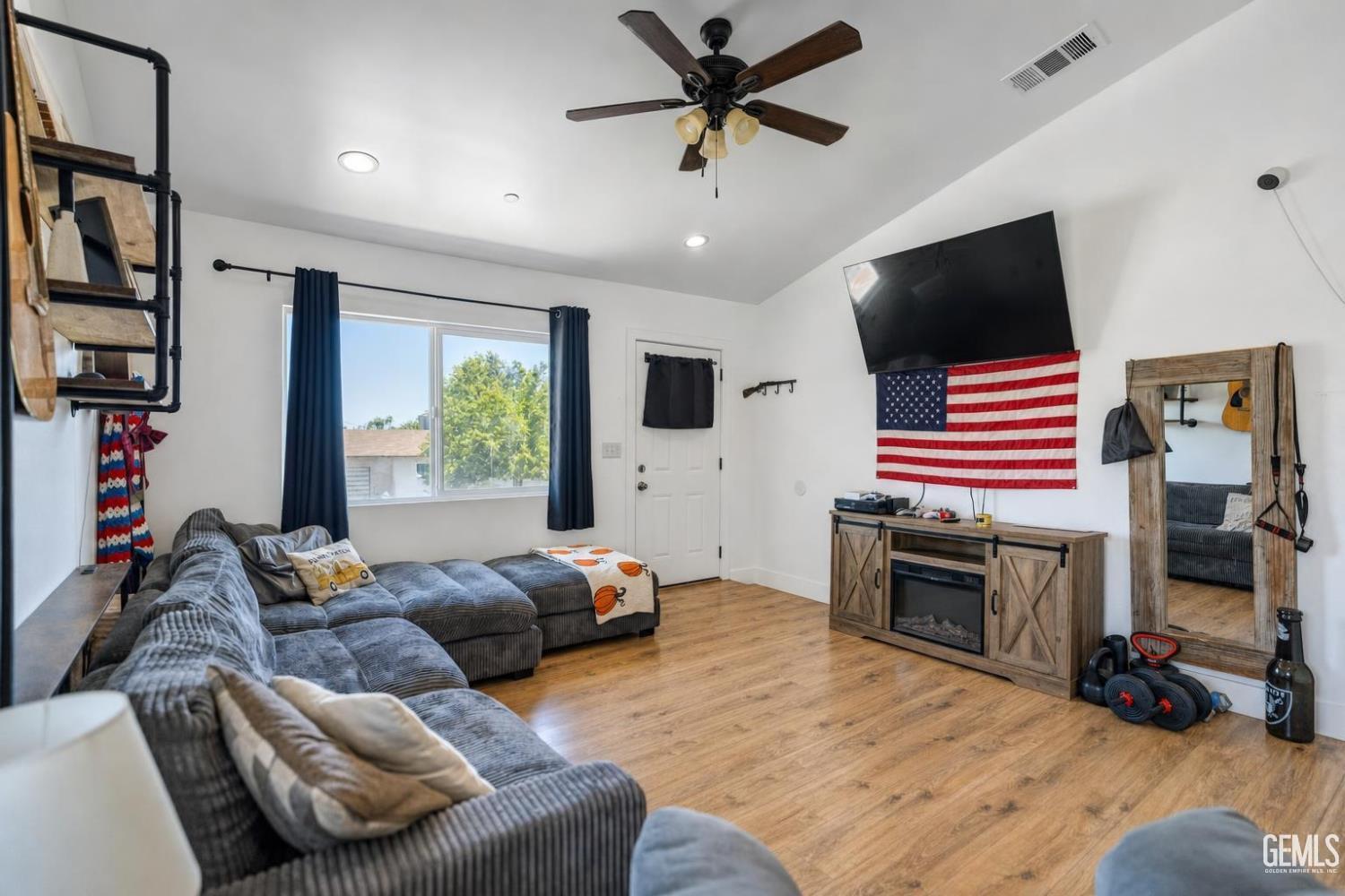 Single Family Residence in Bakersfield, photo 4 of 25