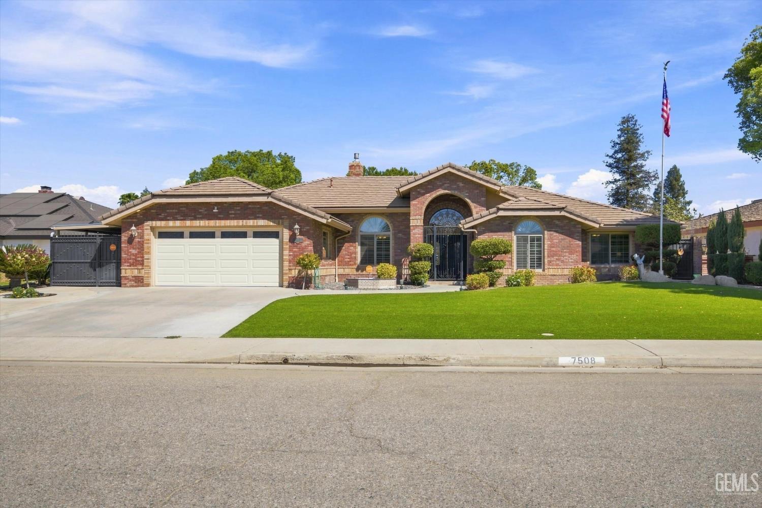 Single Family Residence in Bakersfield, photo 2 of 52