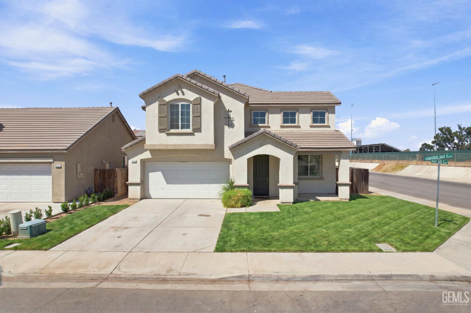 Single Family Residence in Bakersfield, photo 2 of 48