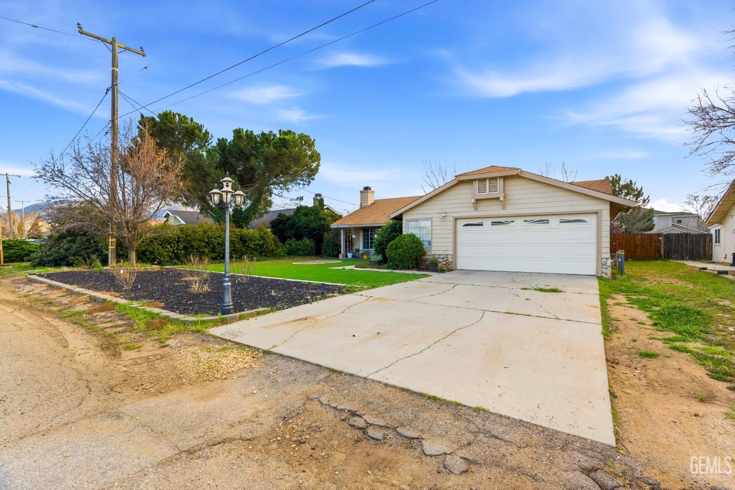 Single Family Residence in Tehachapi, photo 3 of 40