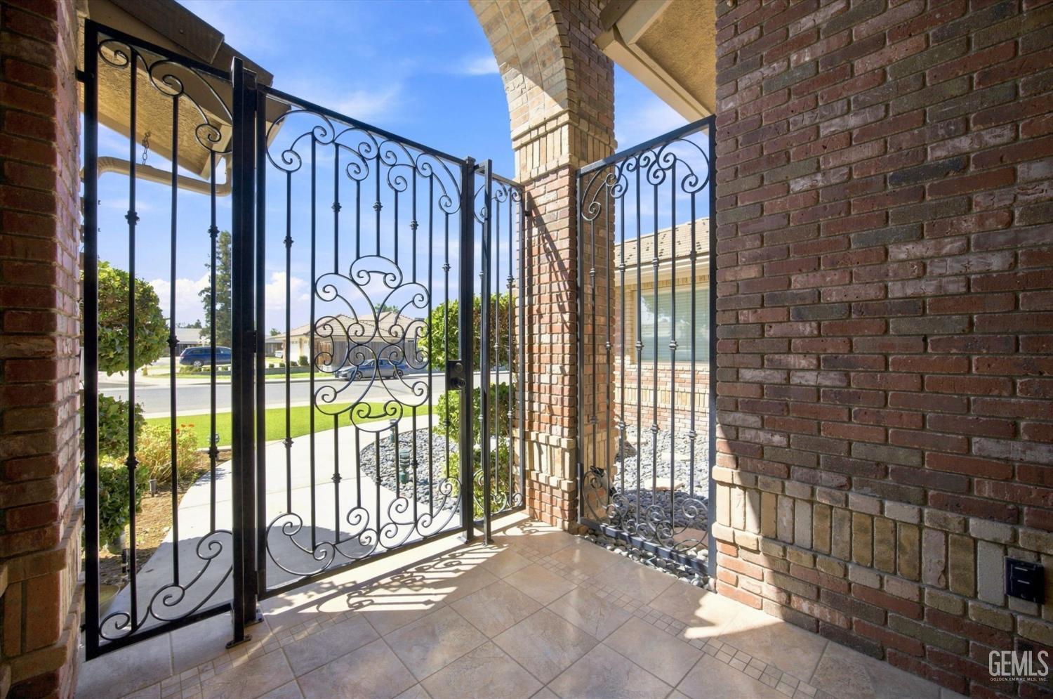 Single Family Residence in Bakersfield, photo 4 of 52