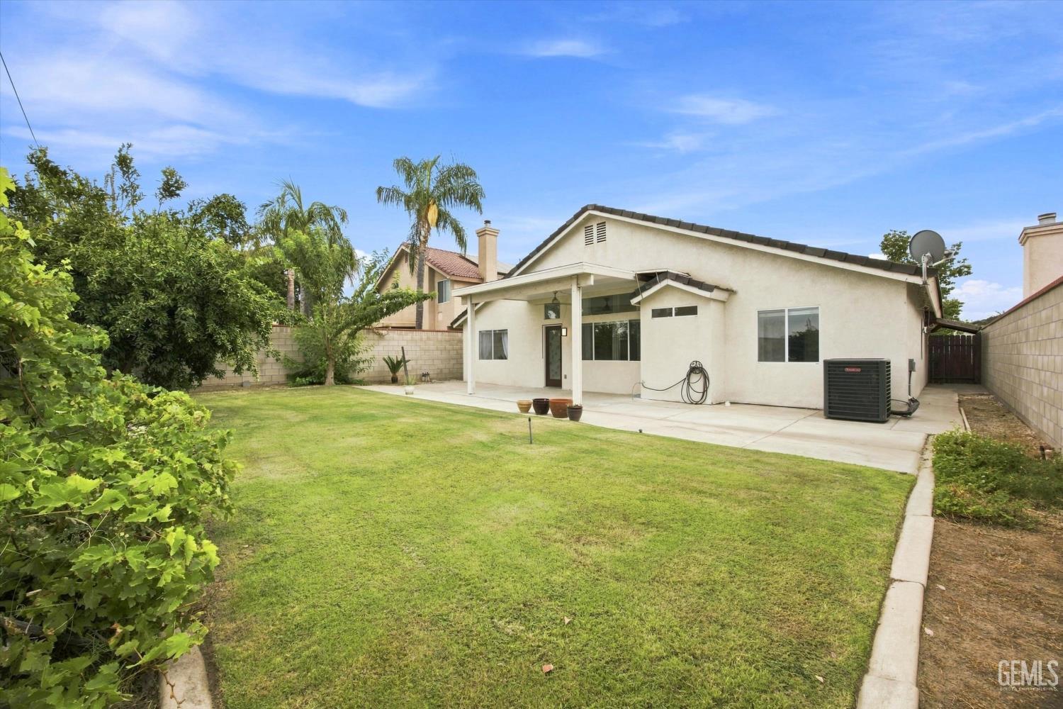 Single Family Residence in Bakersfield, photo 5 of 6