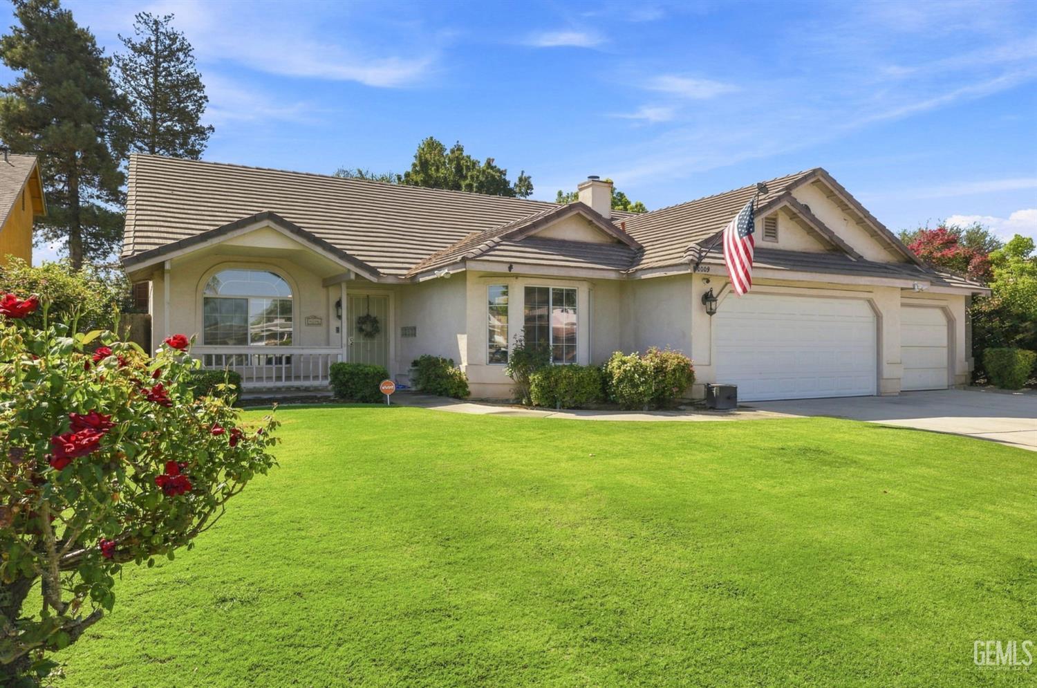 Single Family Residence in Bakersfield, photo 2 of 36
