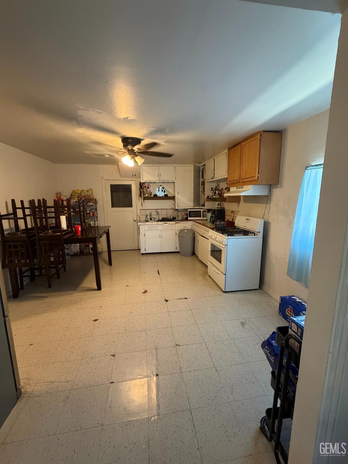 Single Family Residence in Bakersfield, photo 5 of 10