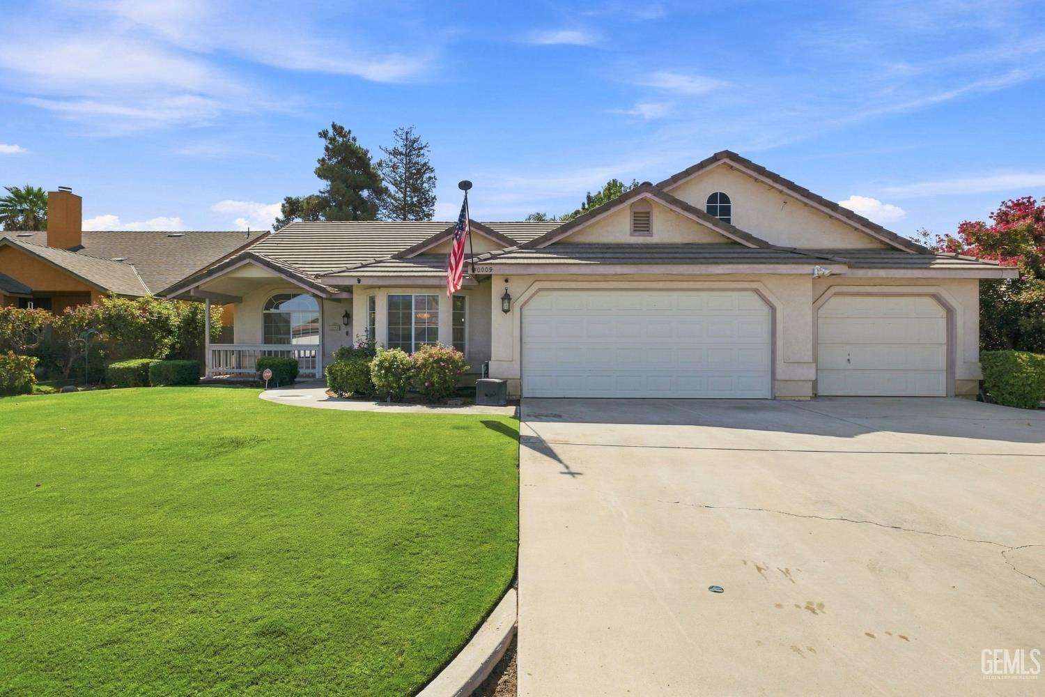 Single Family Residence in Bakersfield, photo 3 of 36