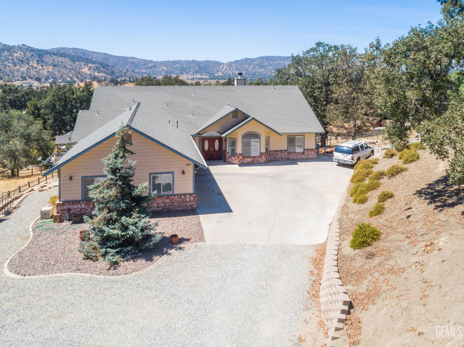 Single Family Residence in Tehachapi