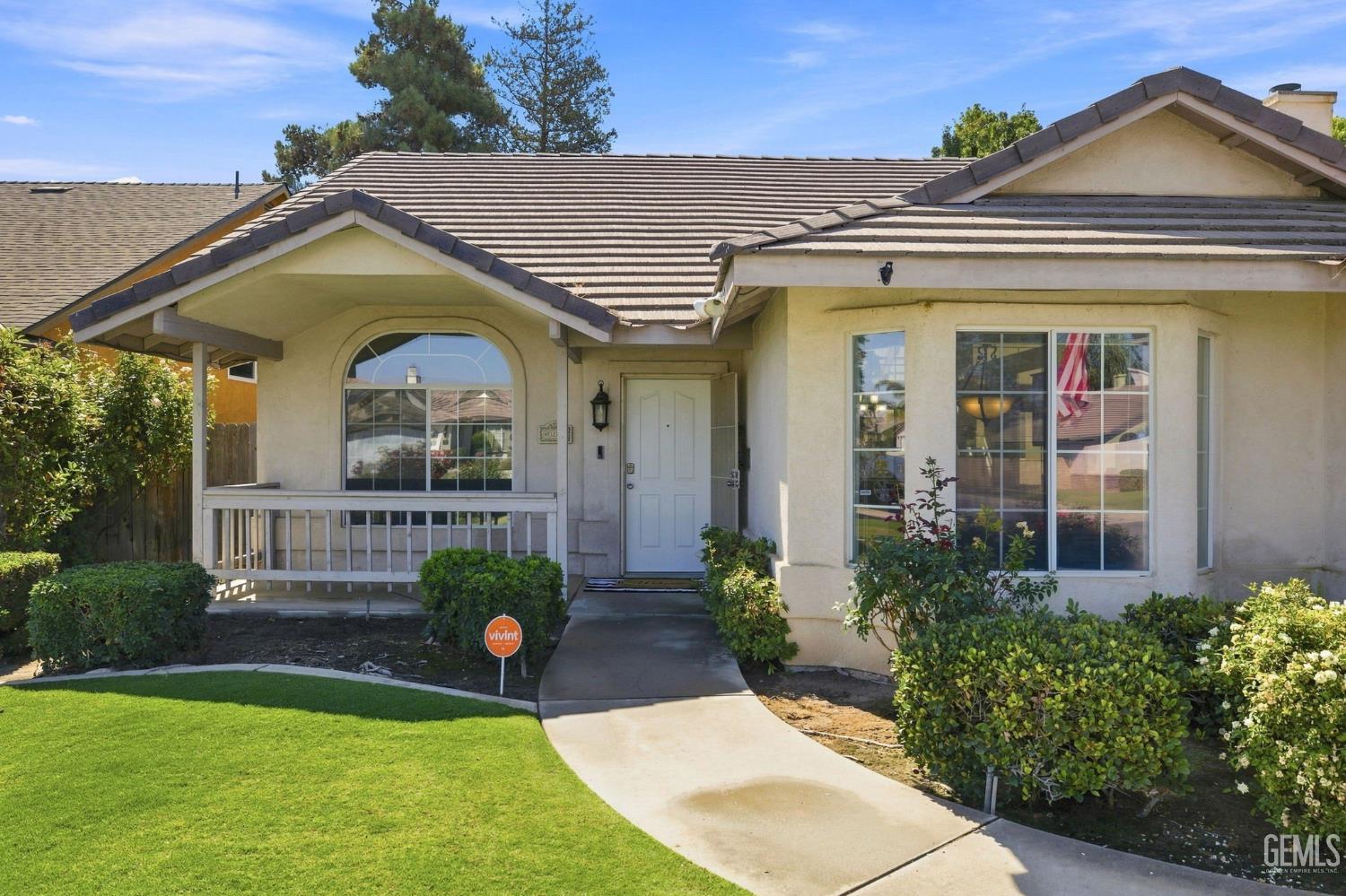 Single Family Residence in Bakersfield, photo 4 of 36