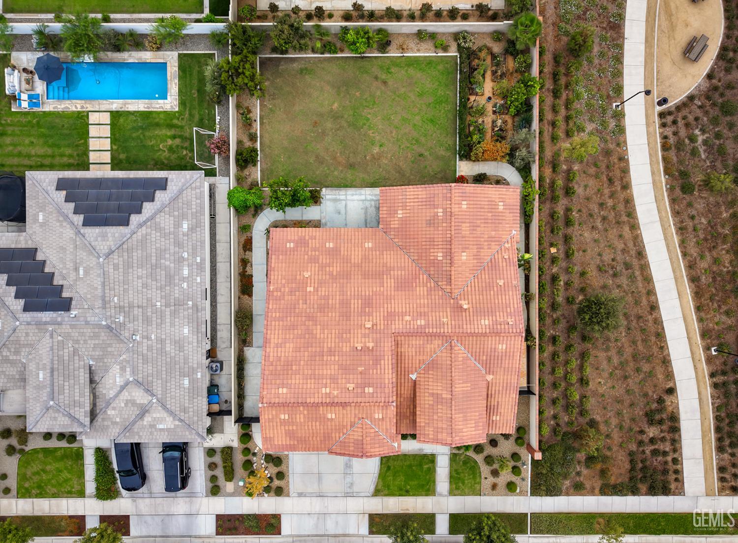 Single Family Residence in Bakersfield, photo 2 of 41