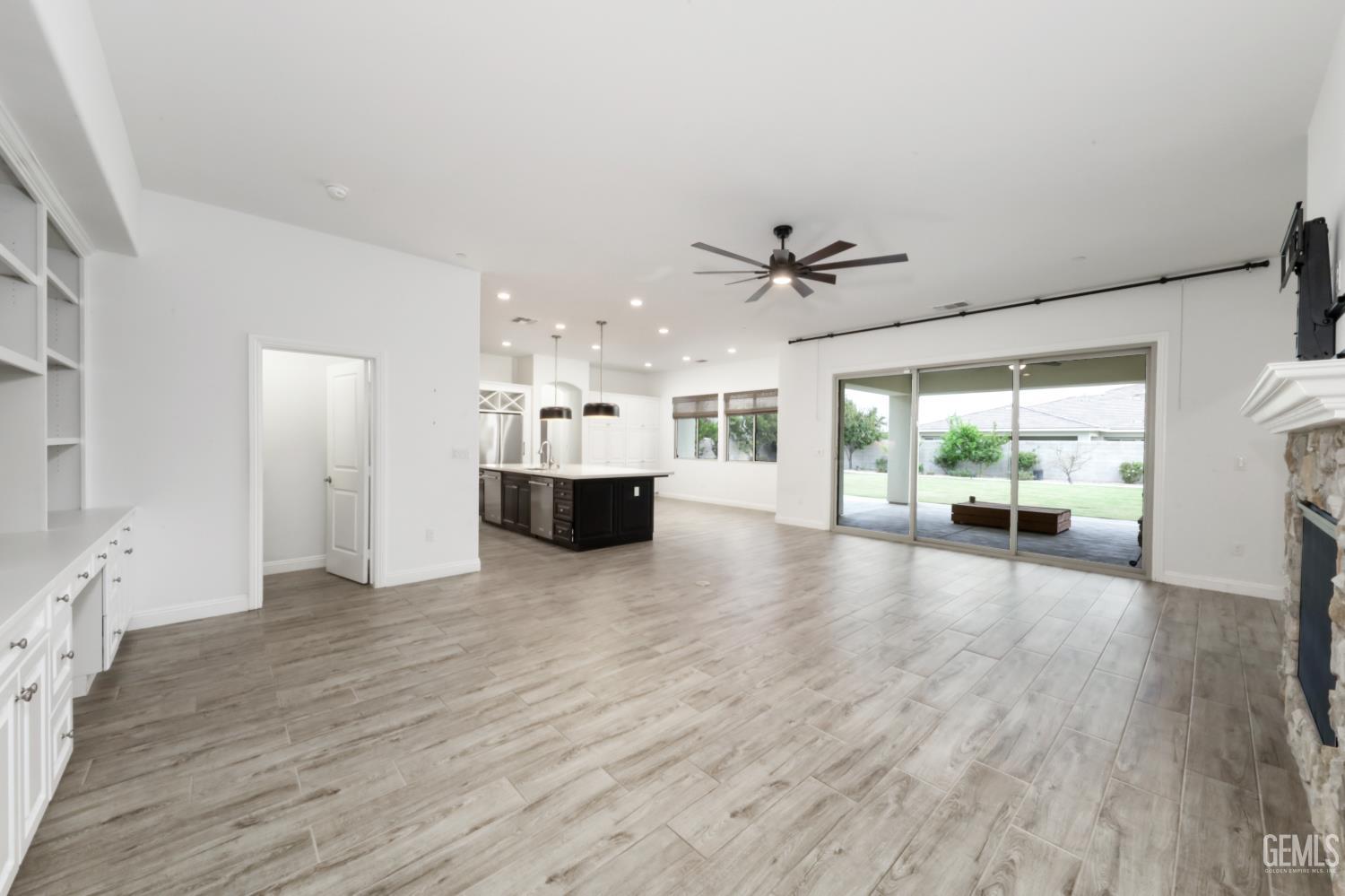 Single Family Residence in Bakersfield, photo 5 of 41