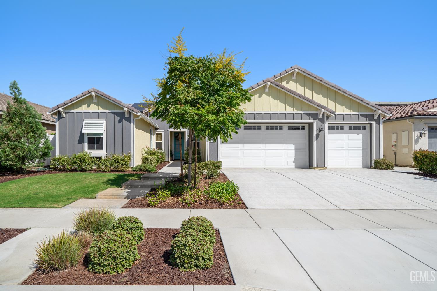 Single Family Residence in Bakersfield, photo 2 of 44