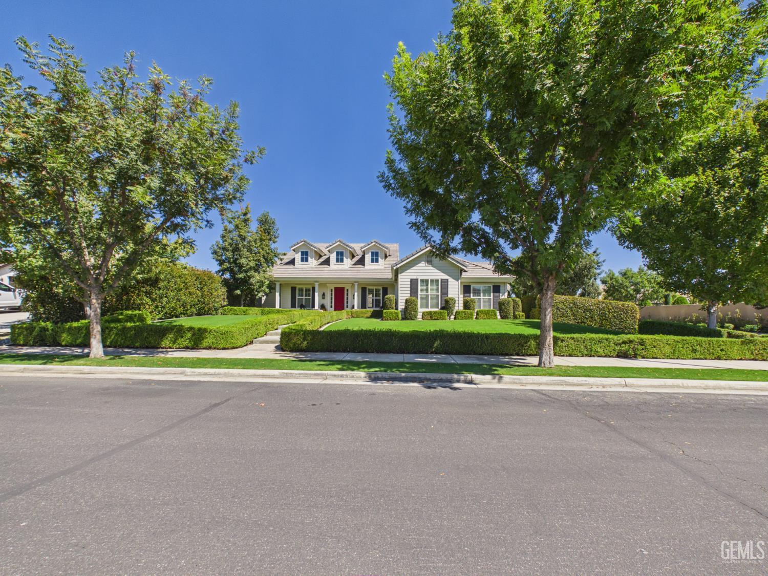 Single Family Residence in Bakersfield, photo 2 of 61