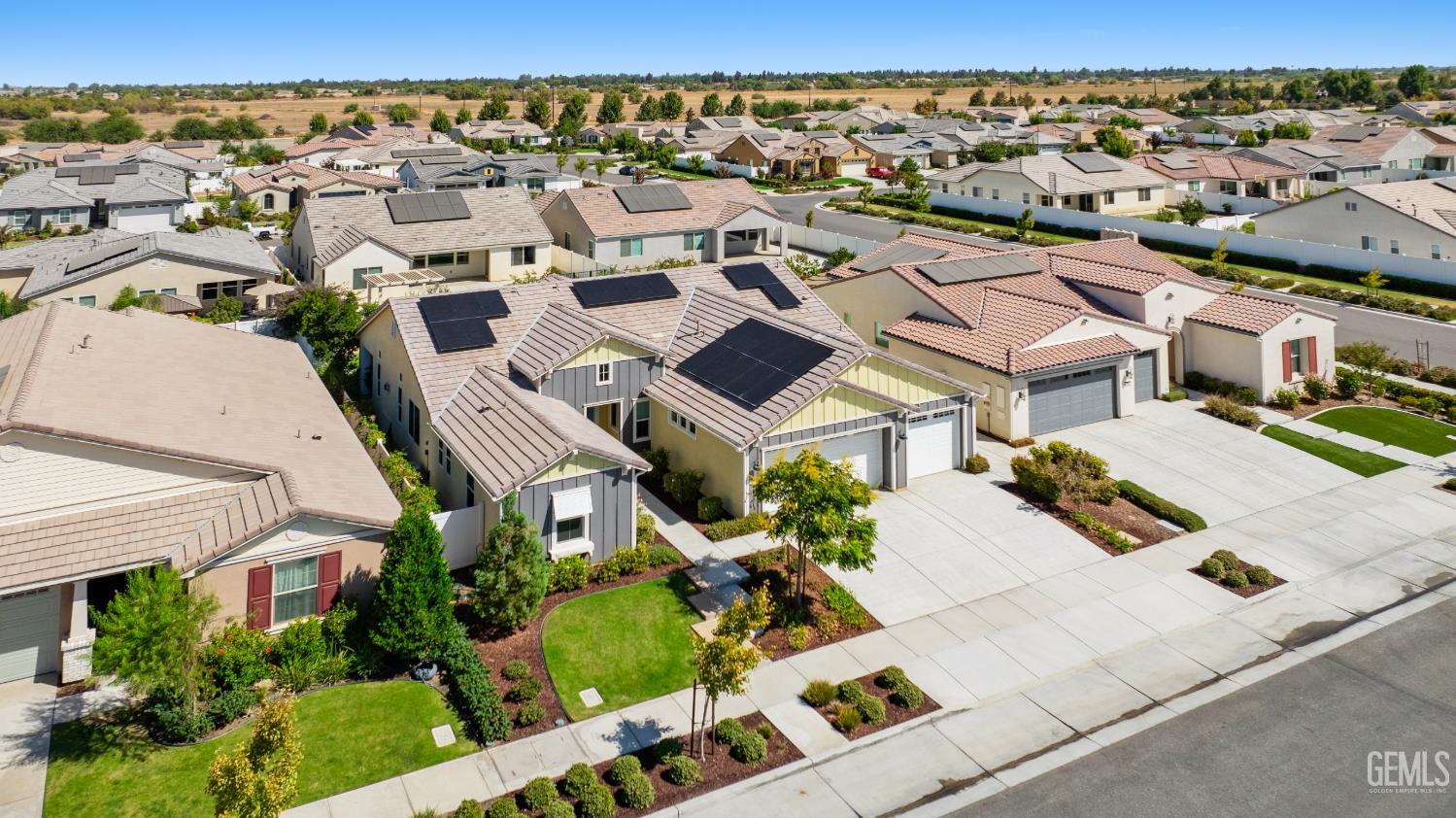 Single Family Residence in Bakersfield, photo 5 of 44