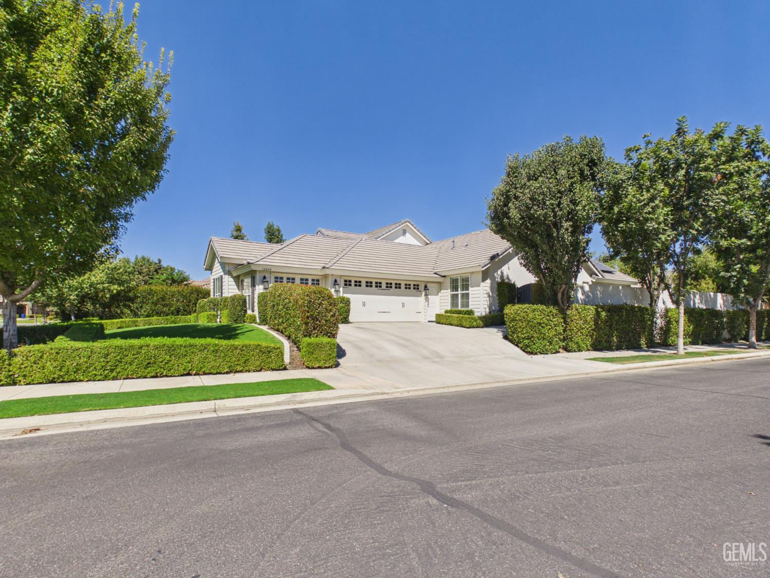 Single Family Residence in Bakersfield, photo 5 of 61