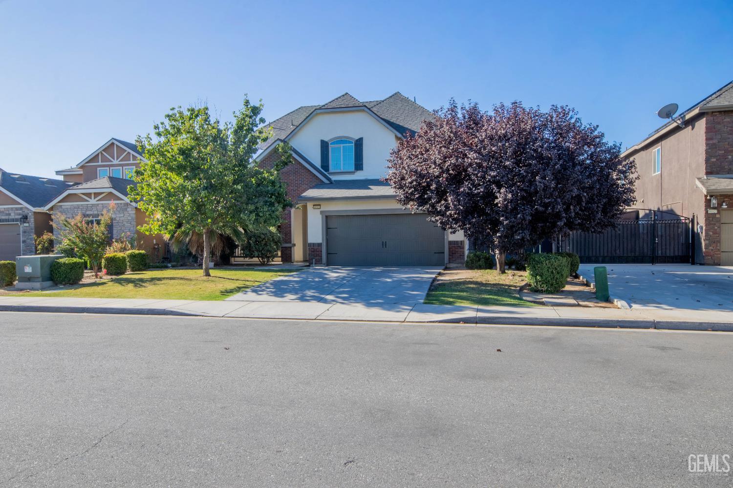 Single Family Residence in Bakersfield, photo 2 of 34