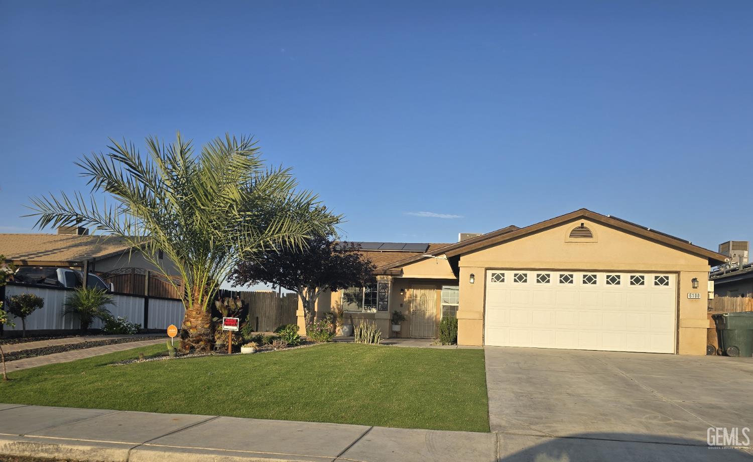 Single Family Residence in Bakersfield, photo 2 of 37