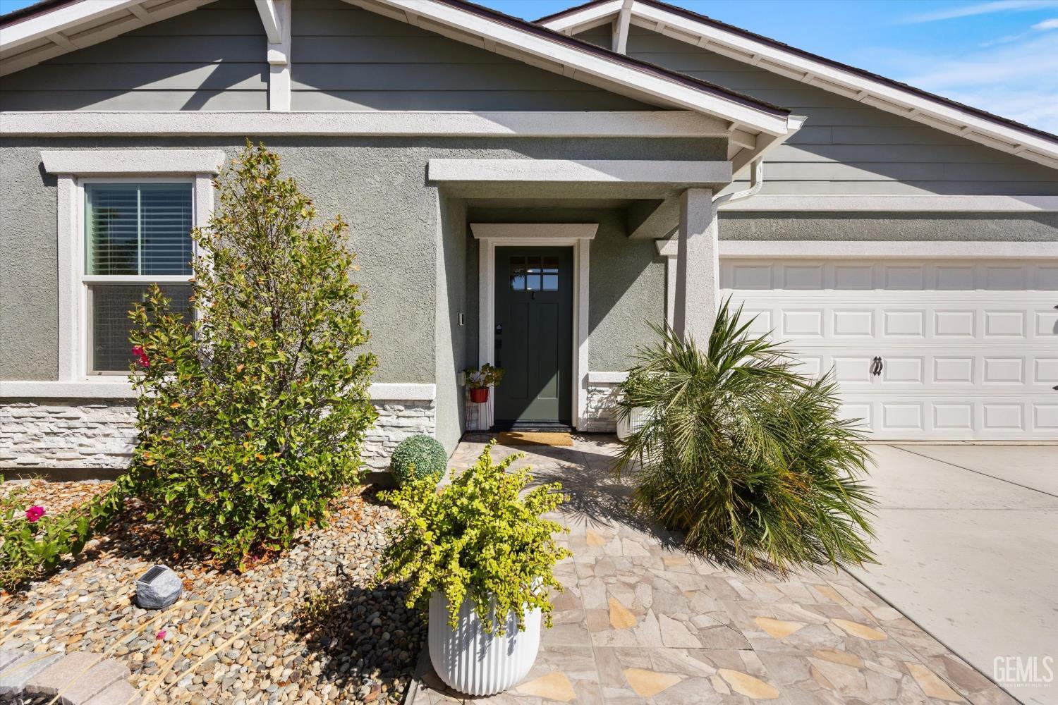 Single Family Residence in Bakersfield, photo 2 of 24