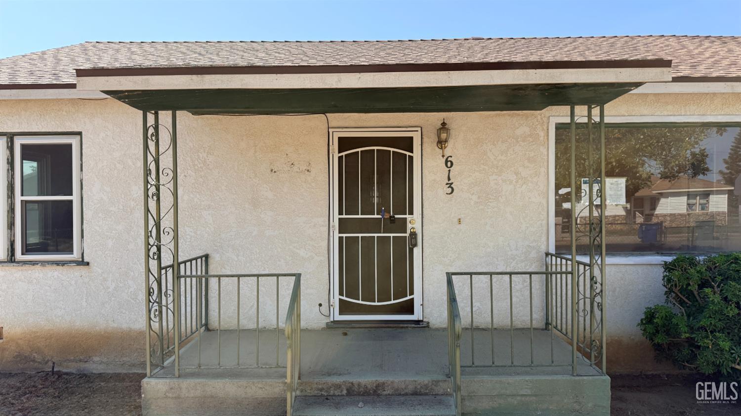 Single Family Residence in Bakersfield, photo 3 of 17