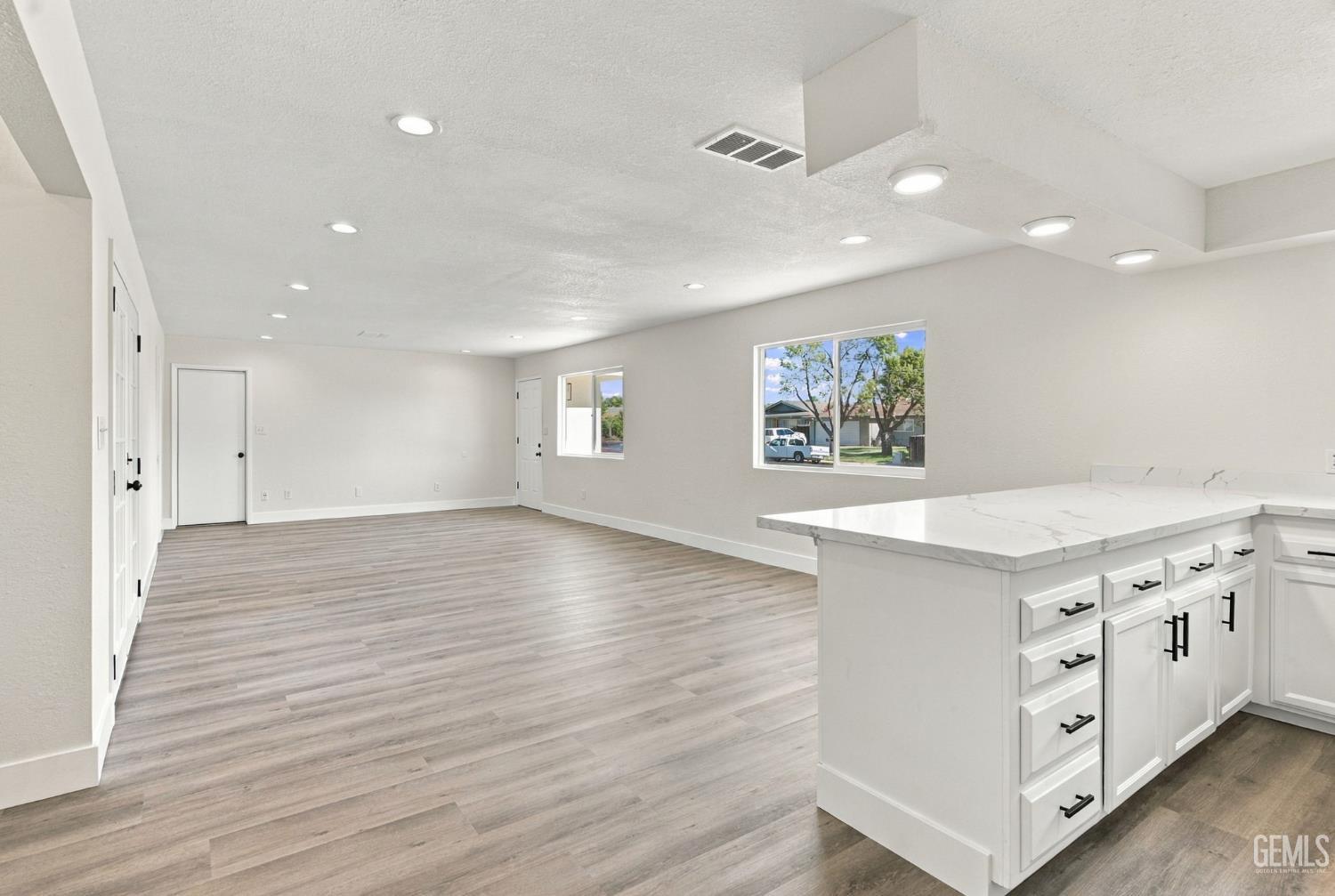 Single Family Residence in Bakersfield, photo 5 of 37