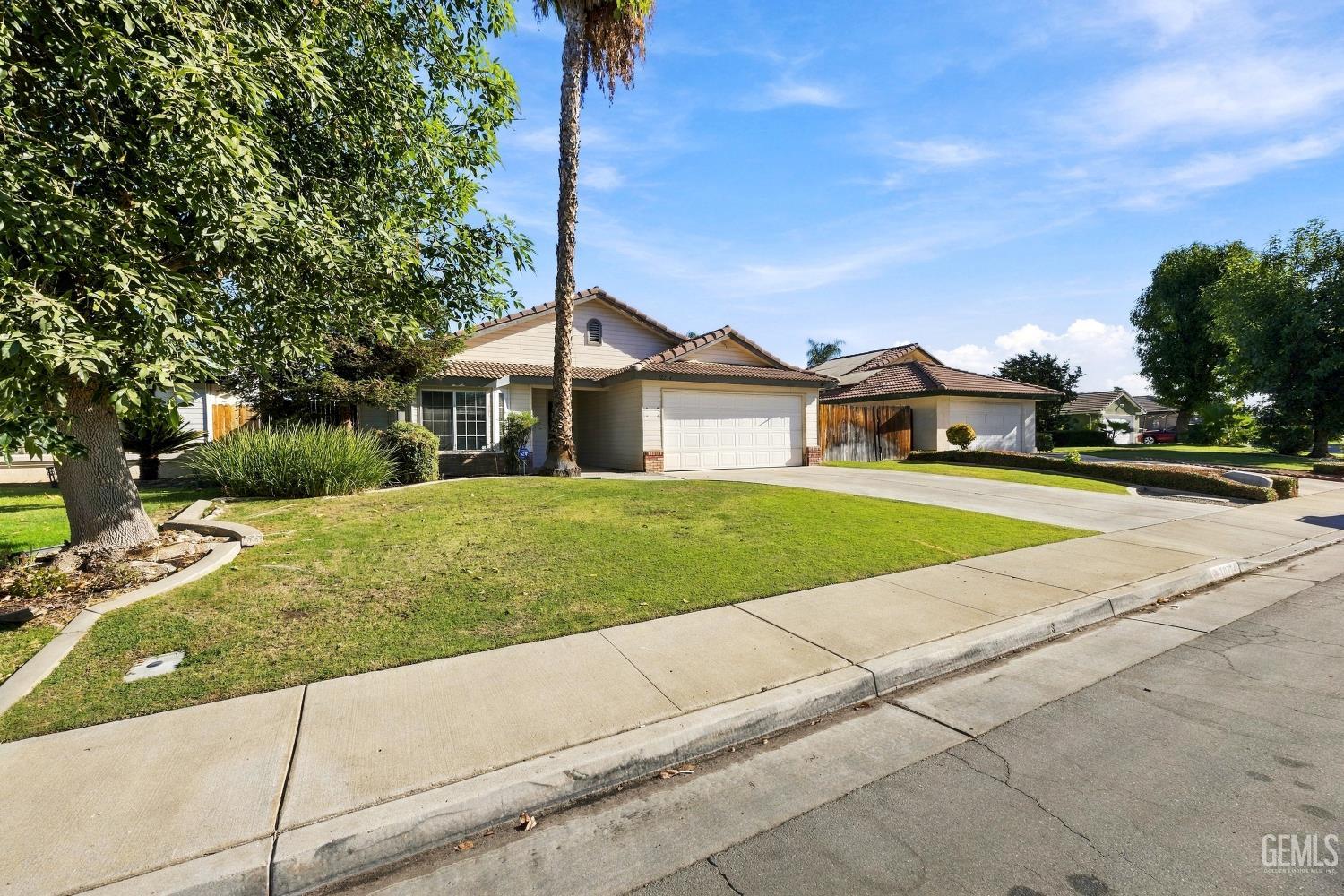 Single Family Residence in Bakersfield, photo 4 of 35