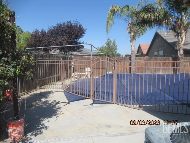 Single Family Residence in Bakersfield, photo 4 of 20