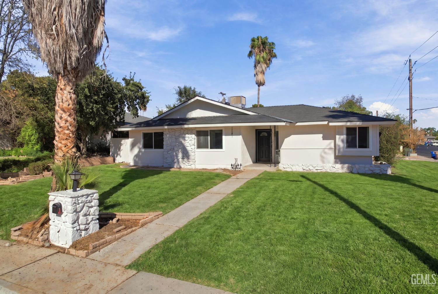 Single Family Residence in Bakersfield, photo 3 of 37