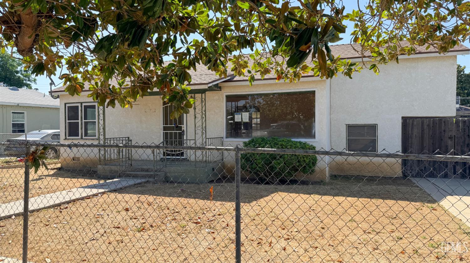 Single Family Residence in Bakersfield, photo 2 of 17