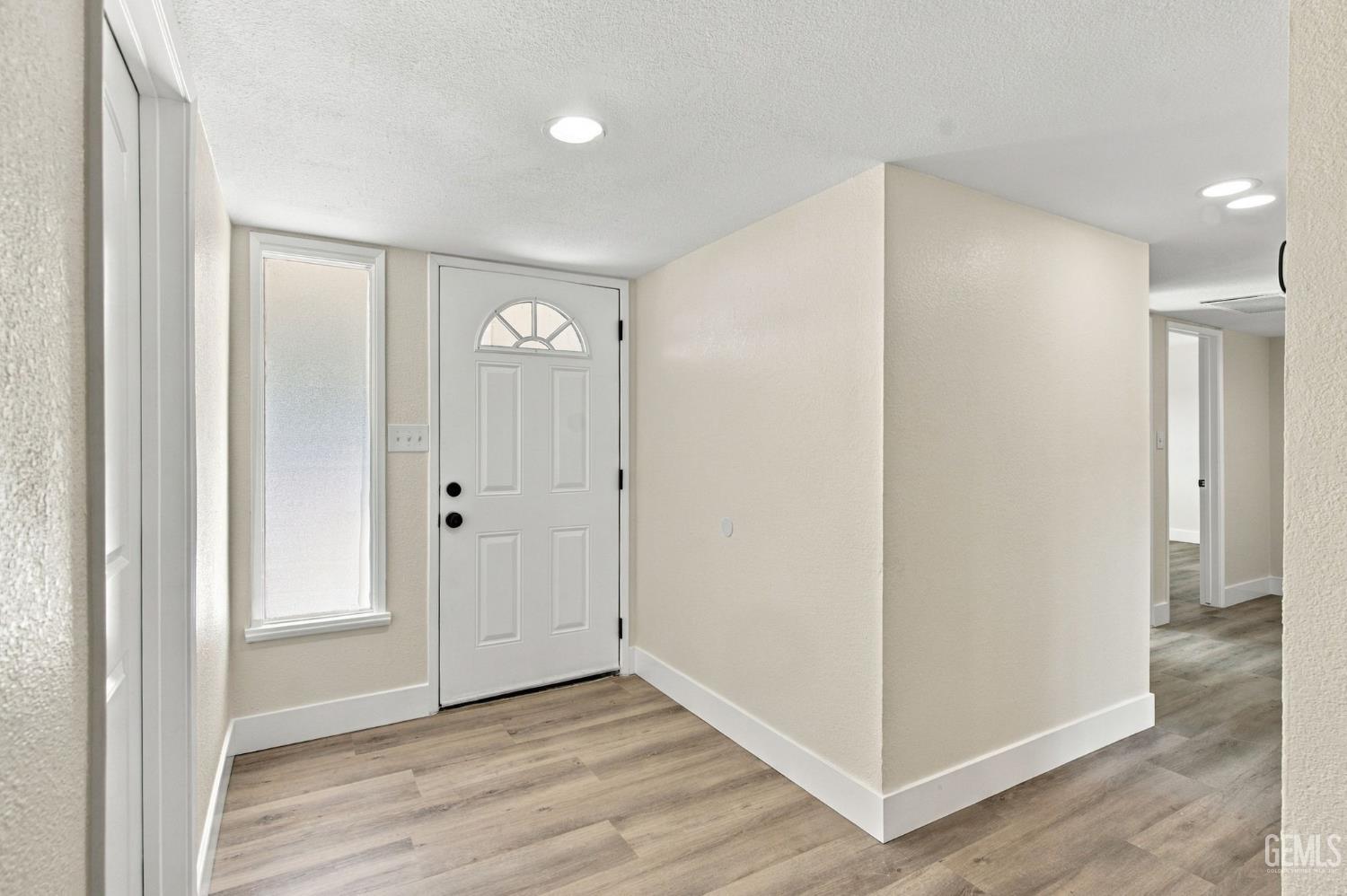 Single Family Residence in Bakersfield, photo 4 of 37