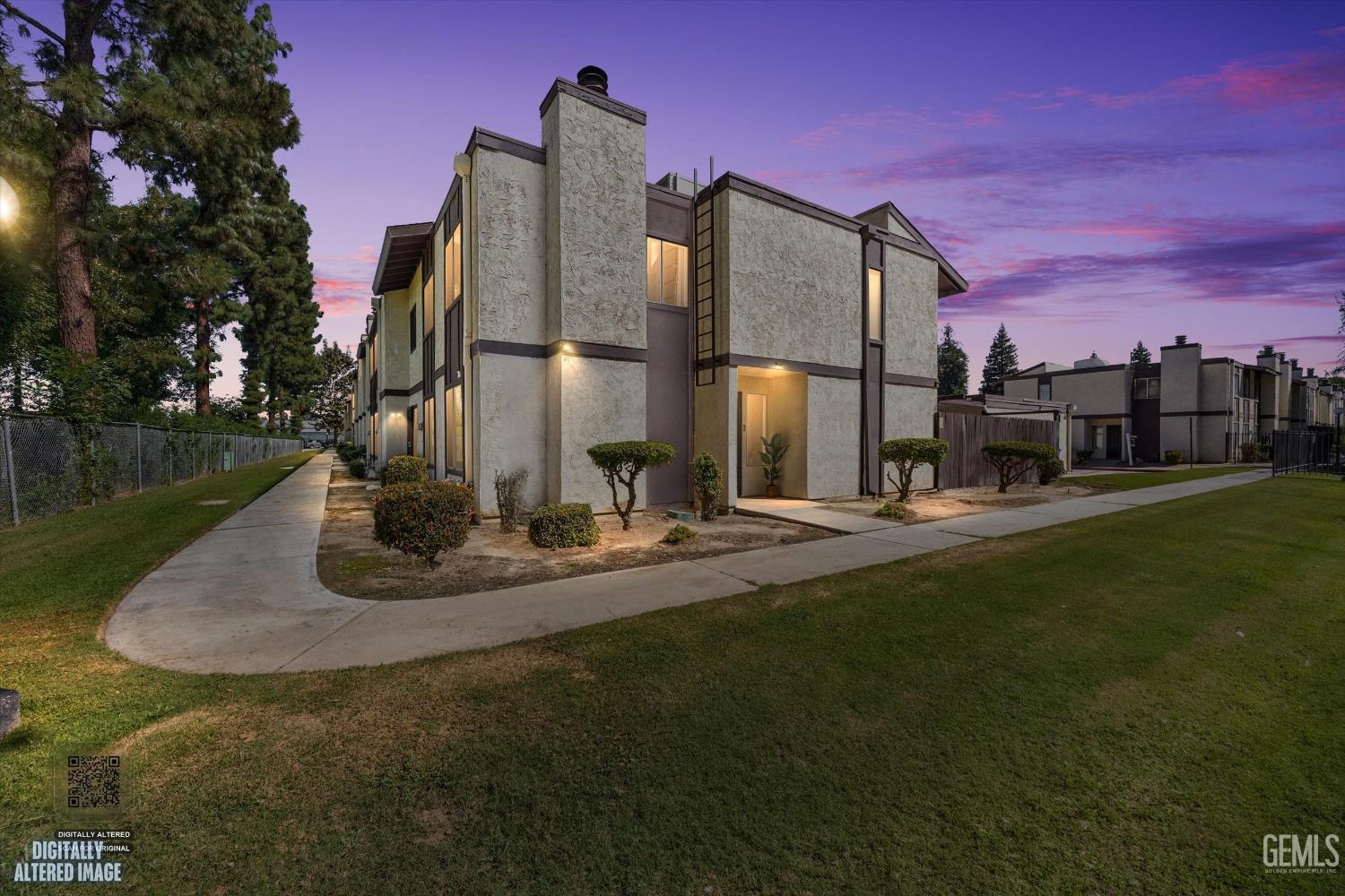 Condominium in Bakersfield, photo 2 of 37