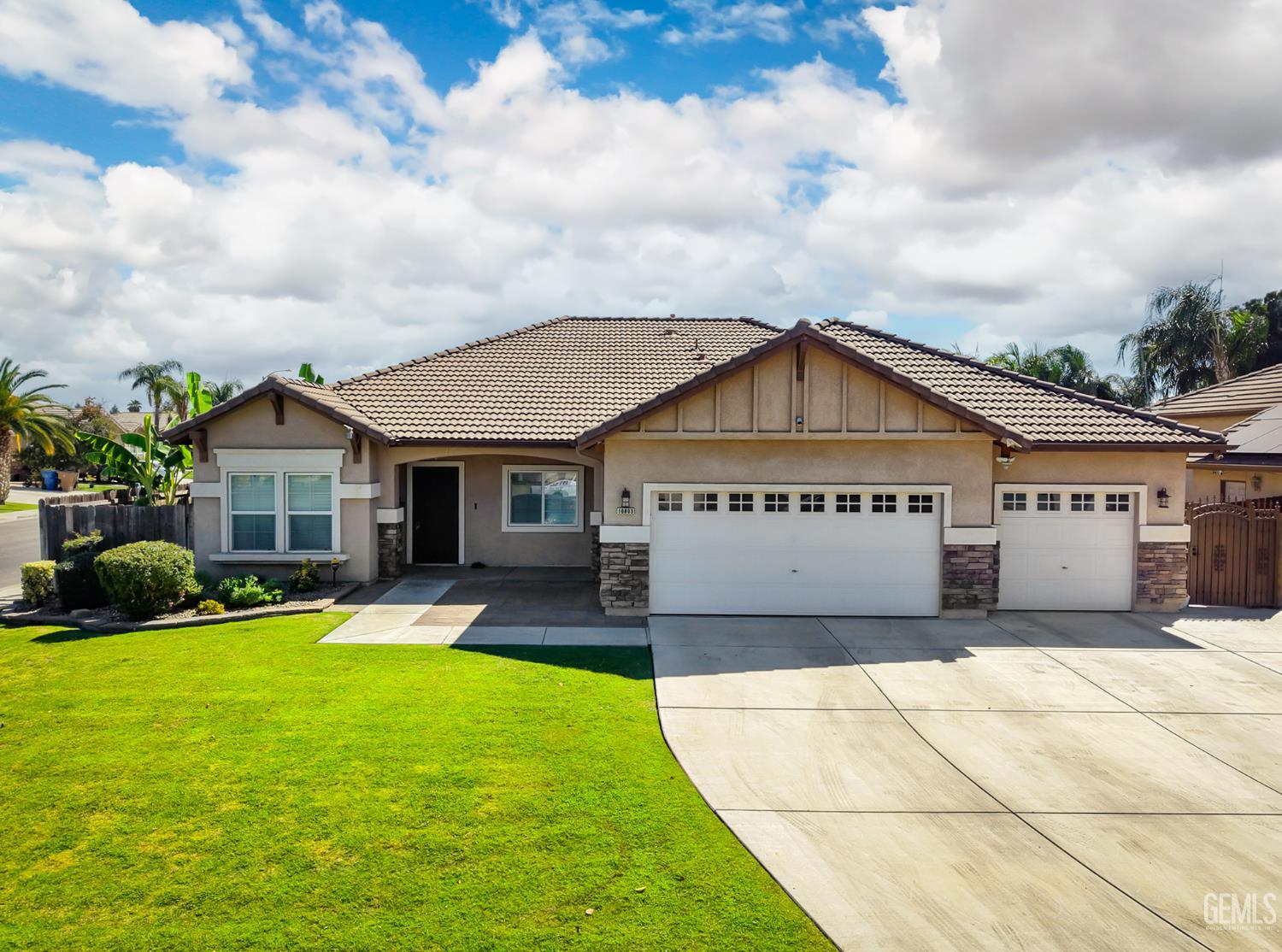 Single Family Residence in Bakersfield, photo 2 of 27