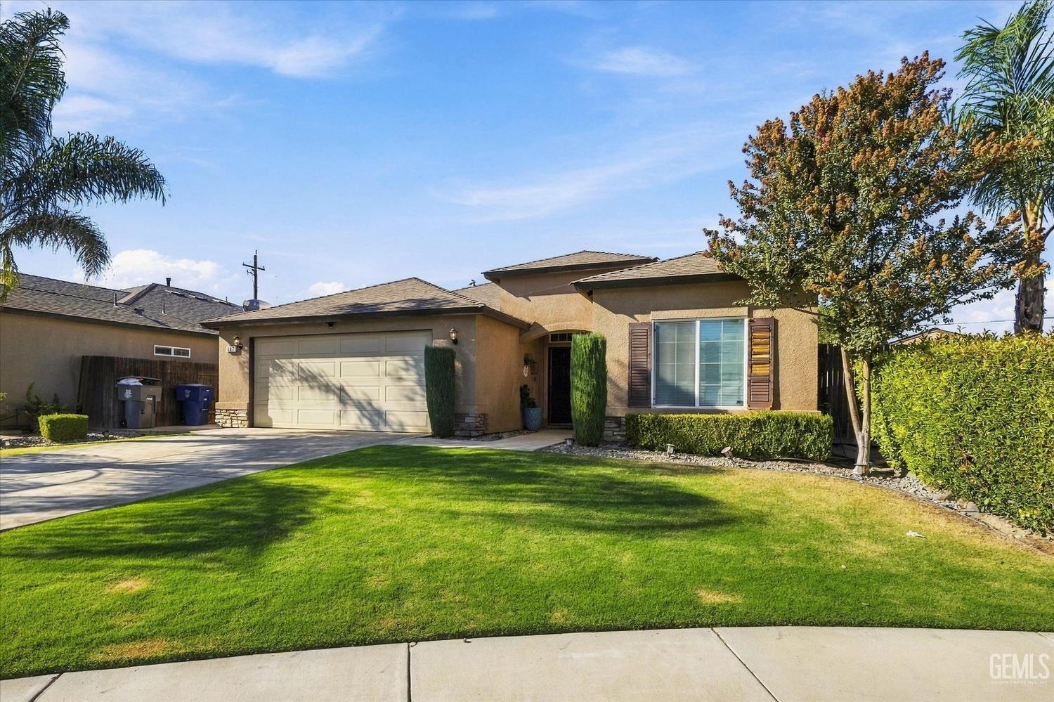 Single Family Residence in Bakersfield, photo 2 of 31