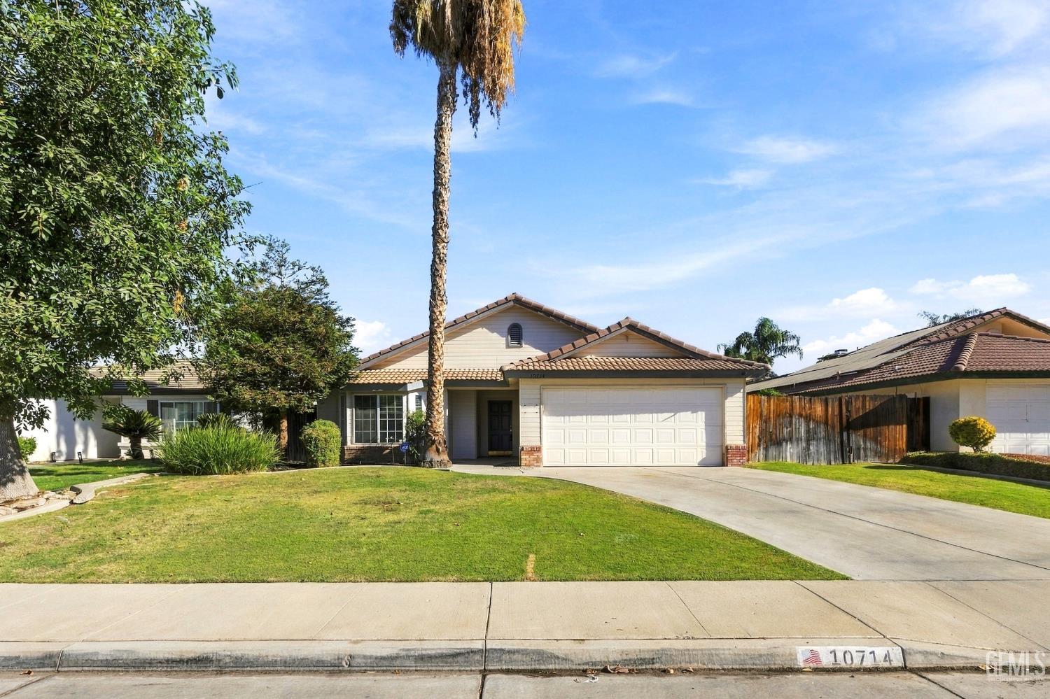 Single Family Residence in Bakersfield, photo 2 of 35