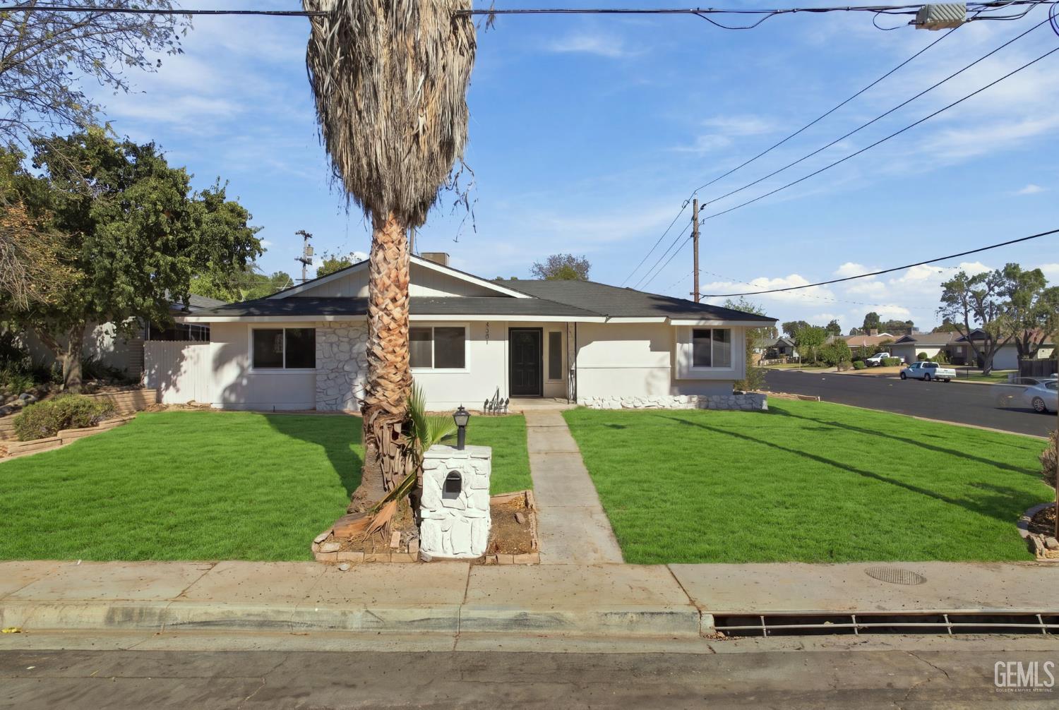 Single Family Residence in Bakersfield, photo 2 of 37