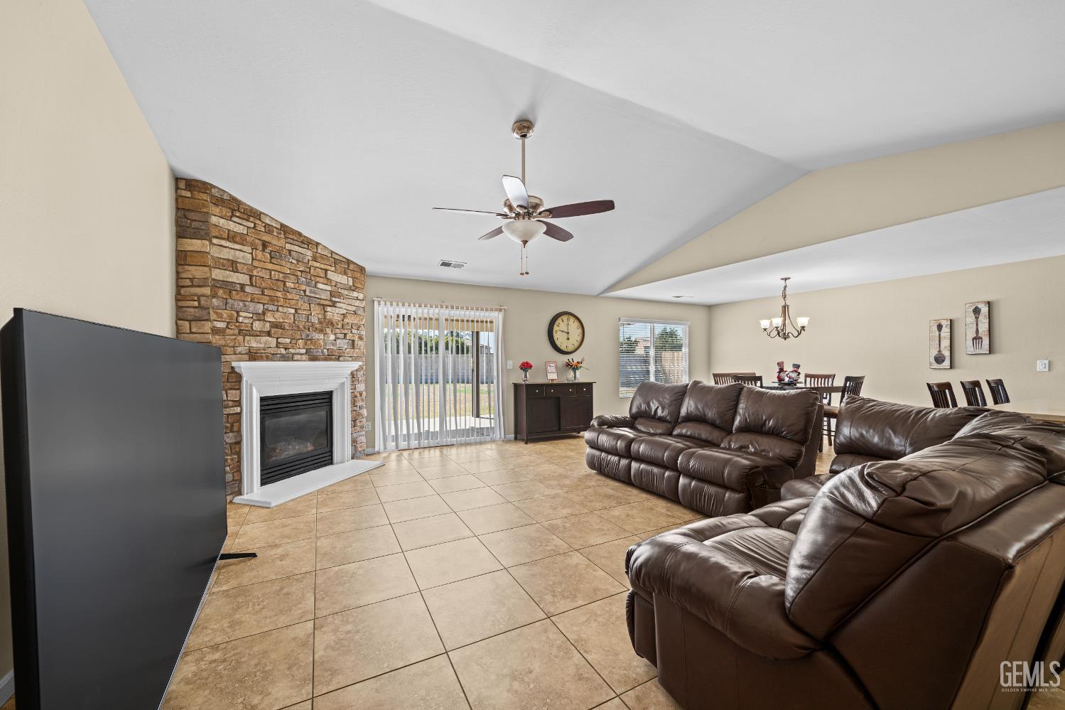 Single Family Residence in Bakersfield, photo 3 of 30