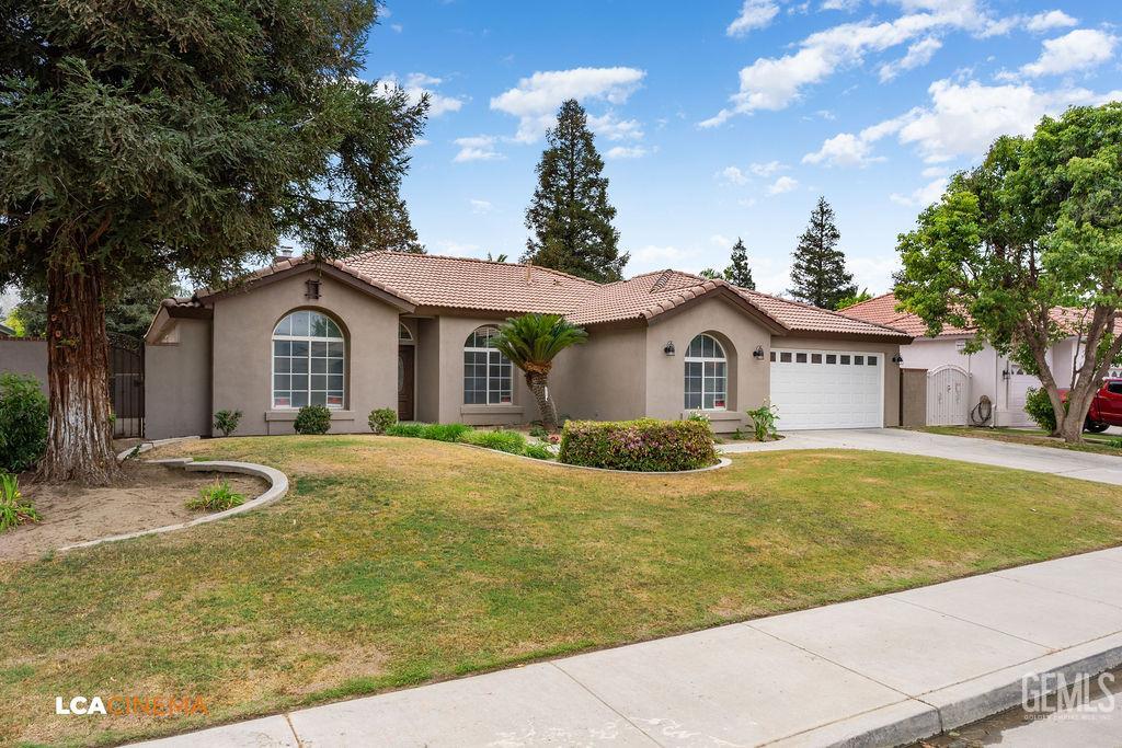 Single Family Residence in Bakersfield, photo 3 of 39
