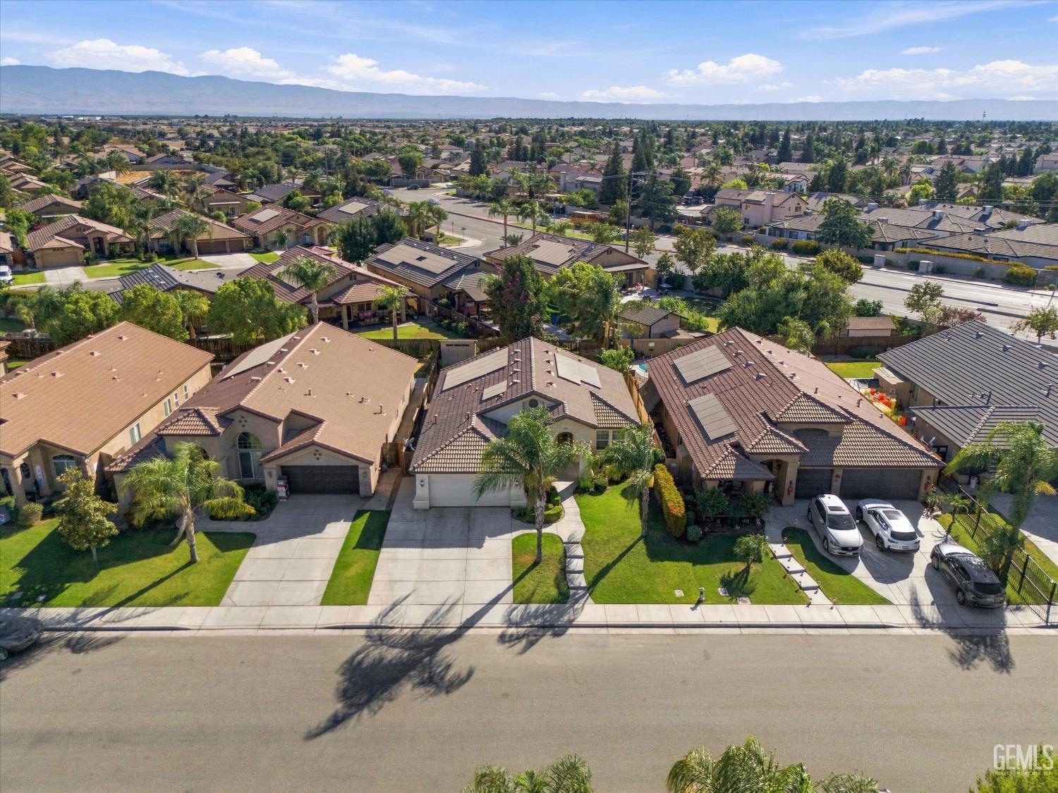 Single Family Residence in Bakersfield, photo 5 of 35