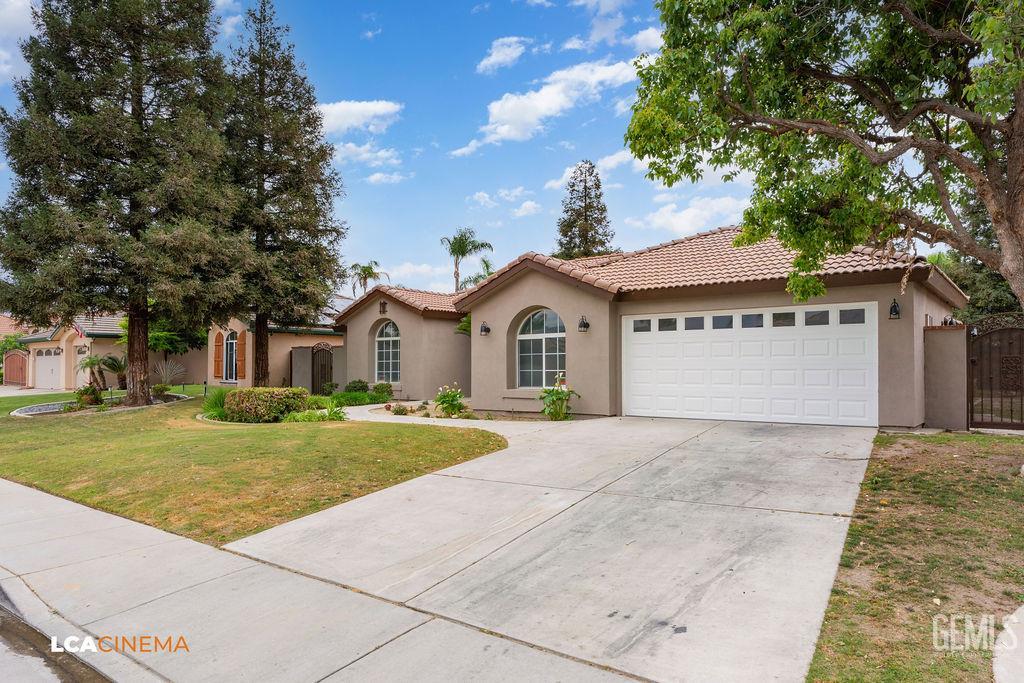 Single Family Residence in Bakersfield, photo 4 of 39