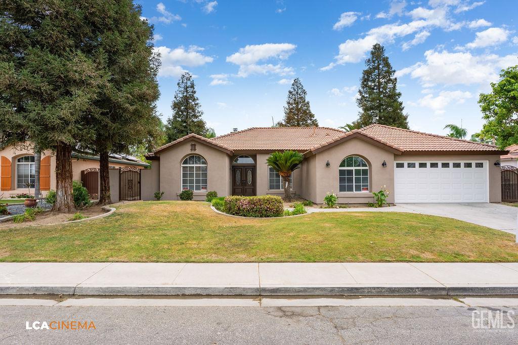 Single Family Residence in Bakersfield, photo 2 of 39