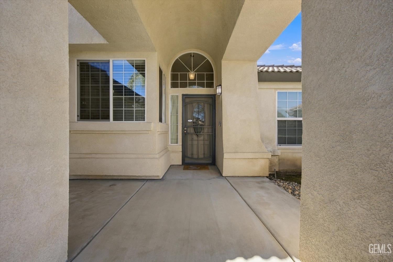 Single Family Residence in Bakersfield, photo 4 of 35