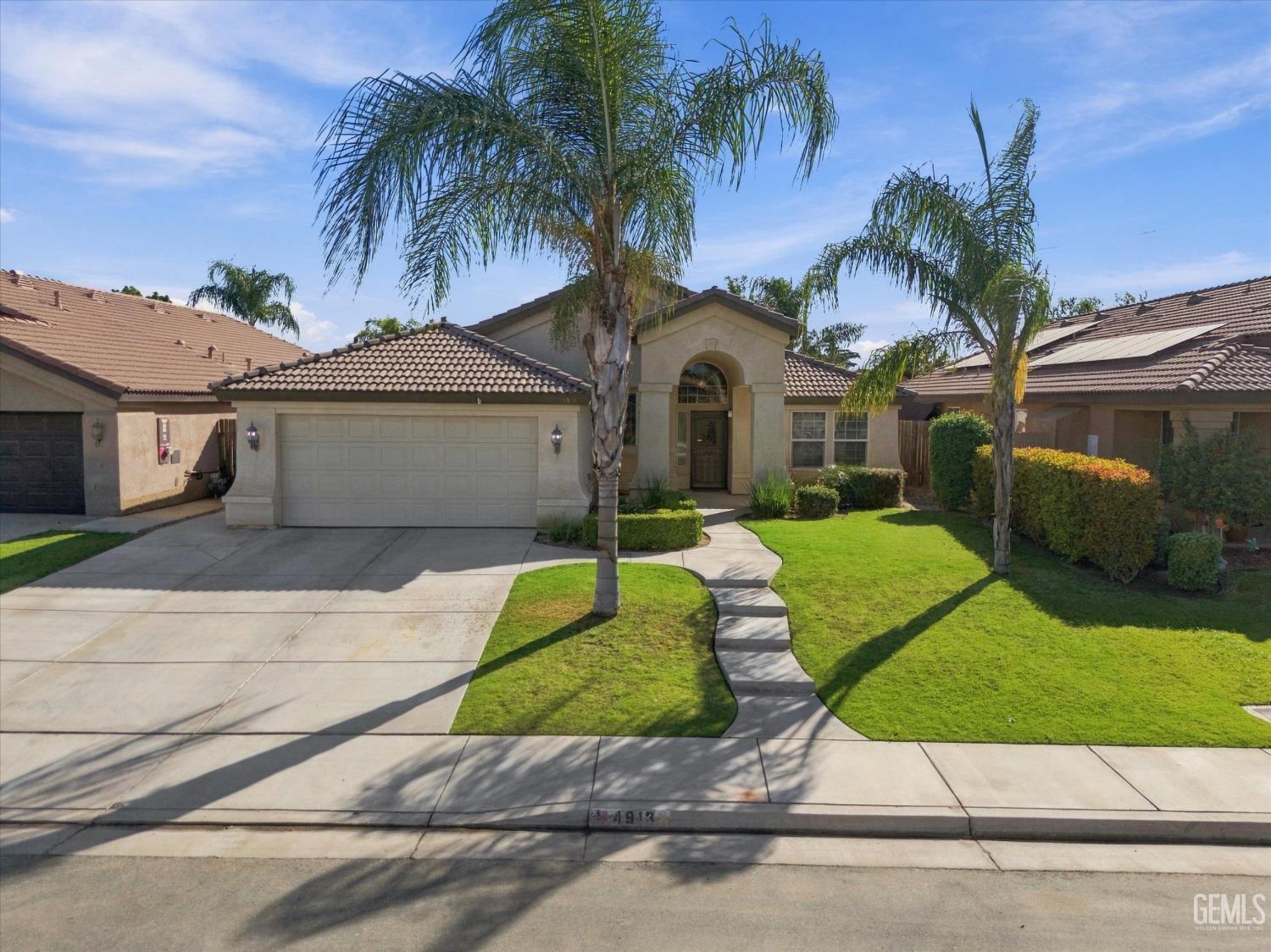 Single Family Residence in Bakersfield, photo 2 of 35