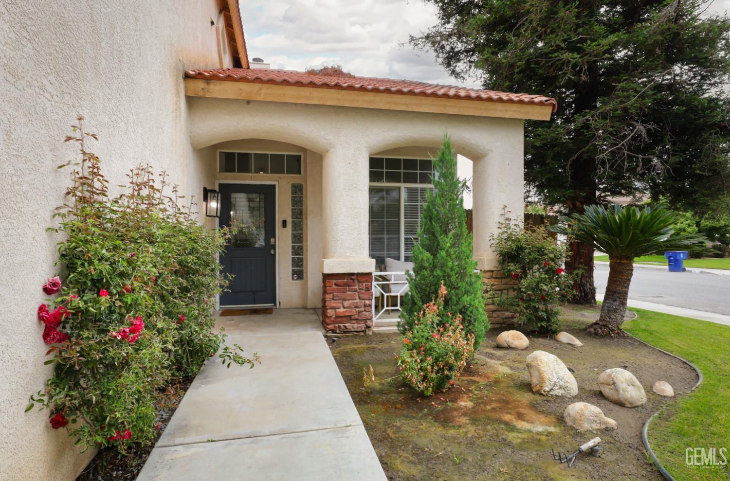Single Family Residence in Bakersfield, photo 2 of 21