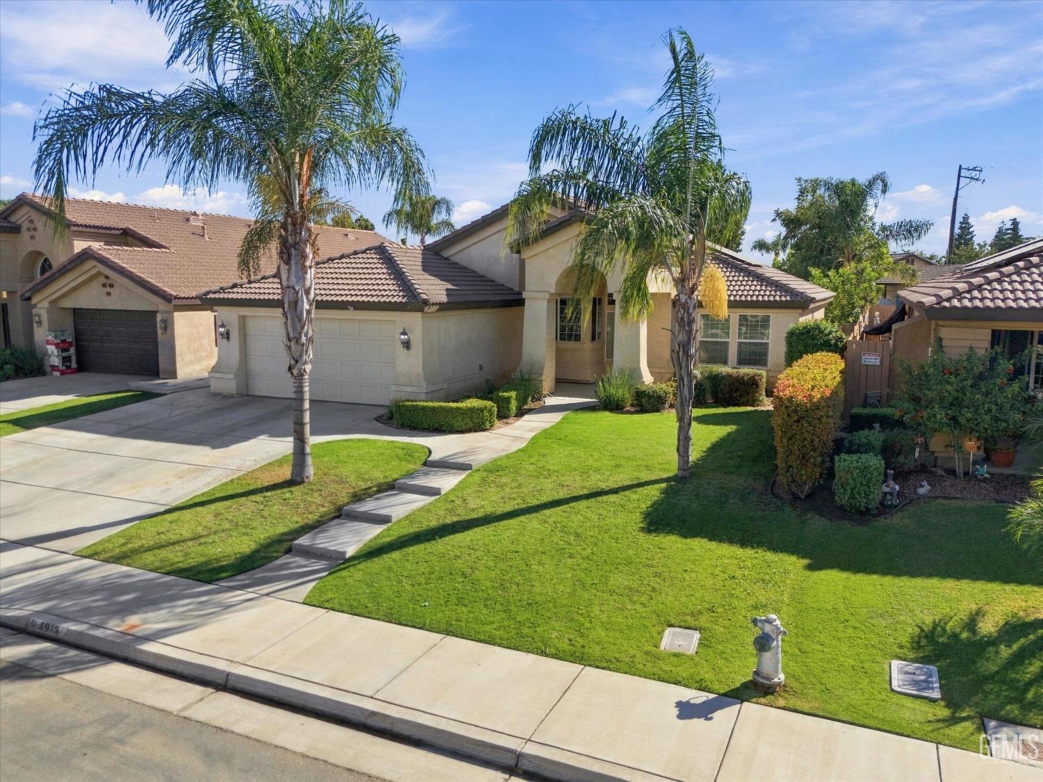 Single Family Residence in Bakersfield, photo 3 of 35