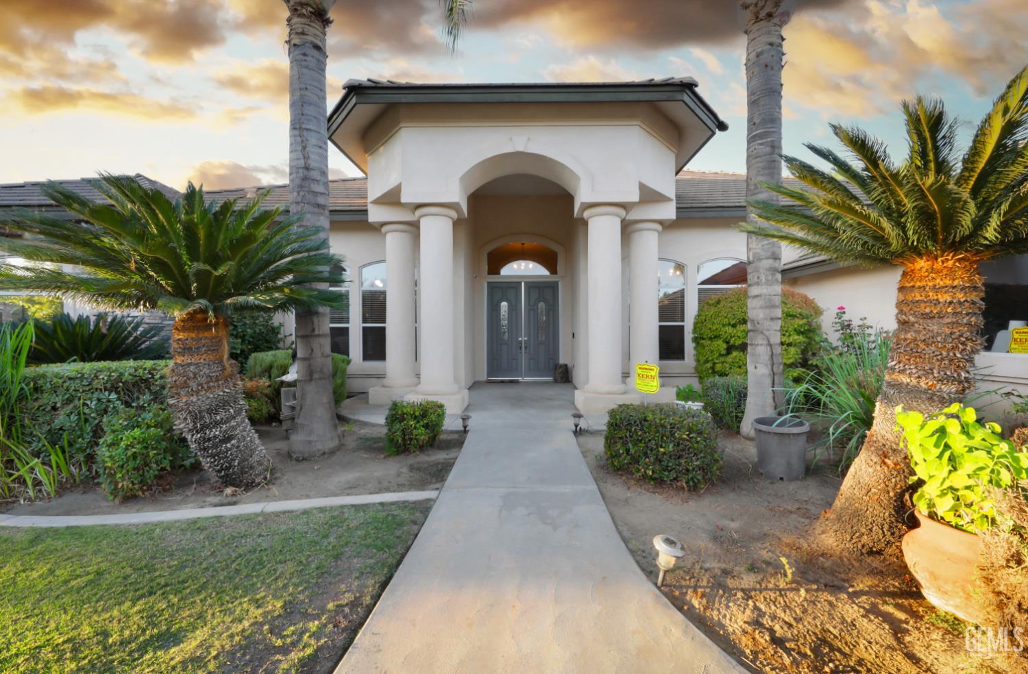 Single Family Residence in Bakersfield, photo 3 of 39