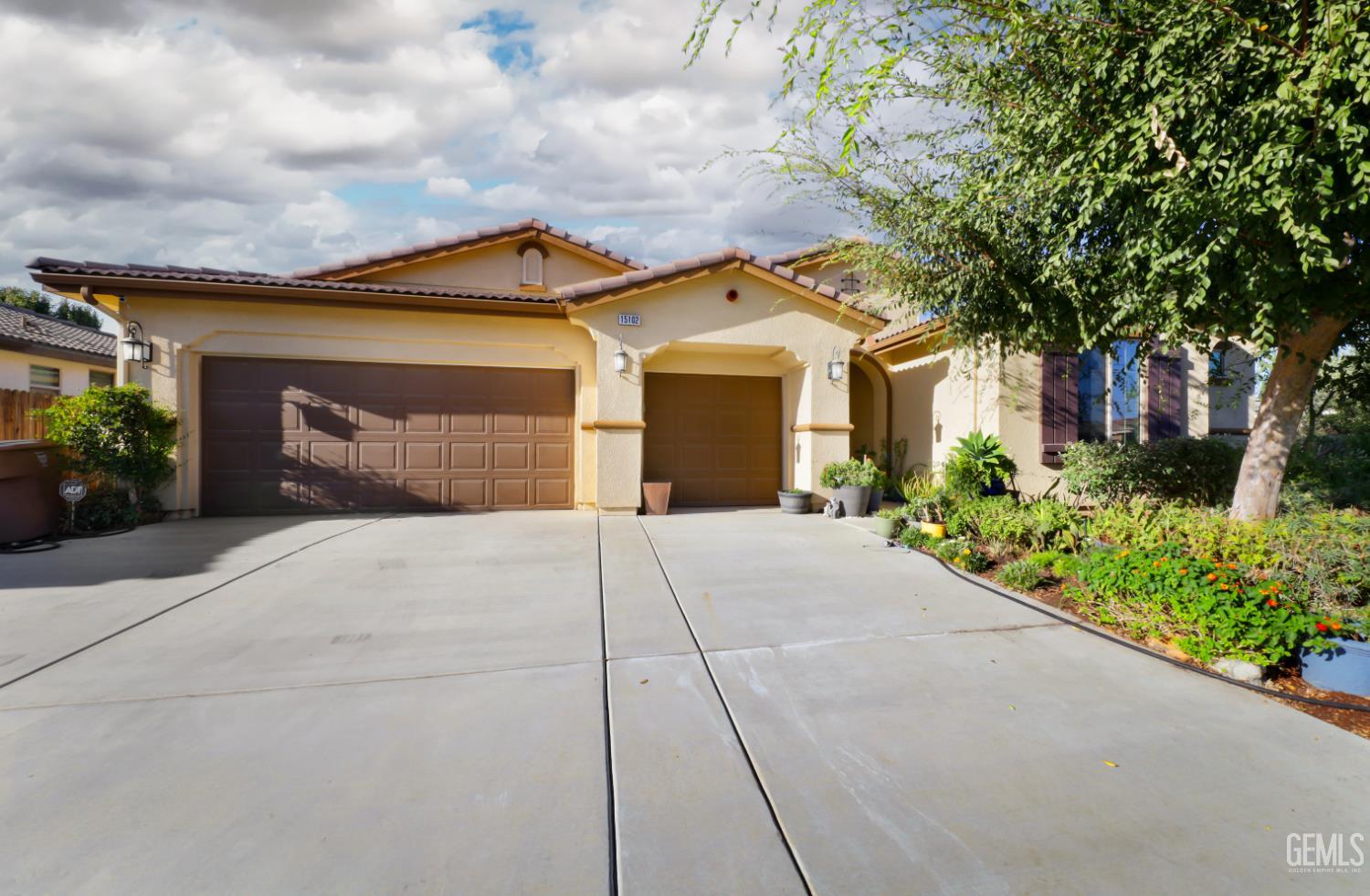 Single Family Residence in Bakersfield, photo 3 of 34