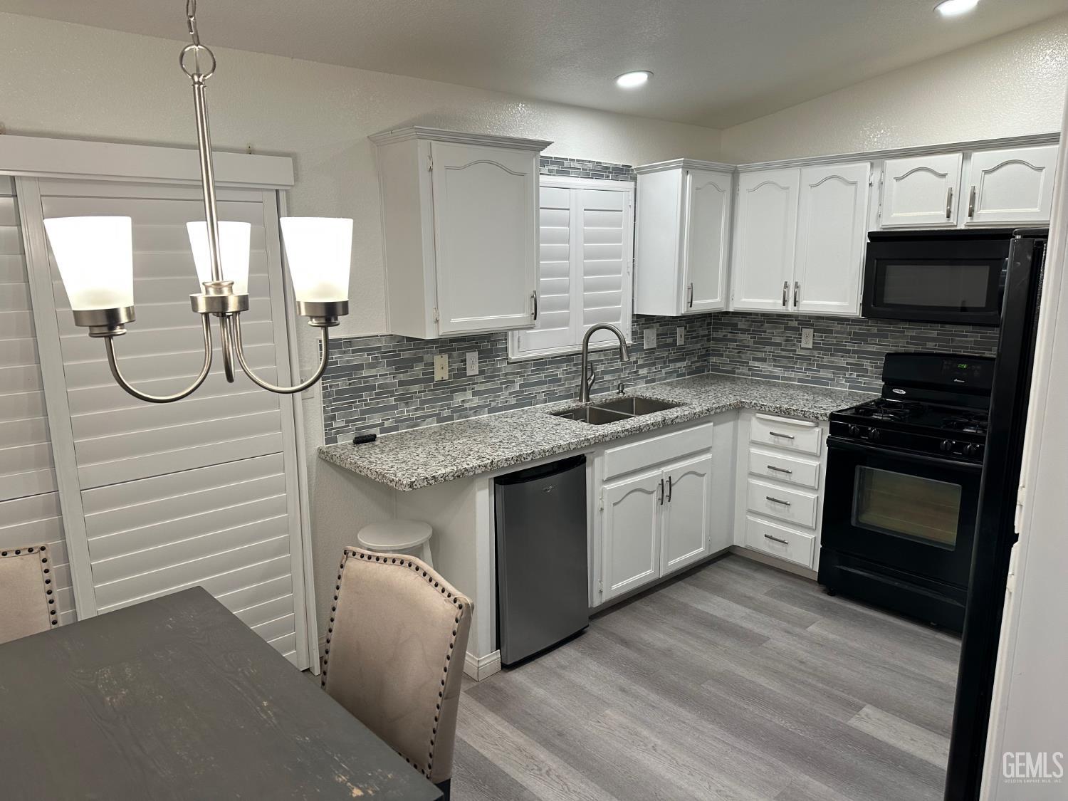 Single Family Residence in Bakersfield, photo 5 of 13