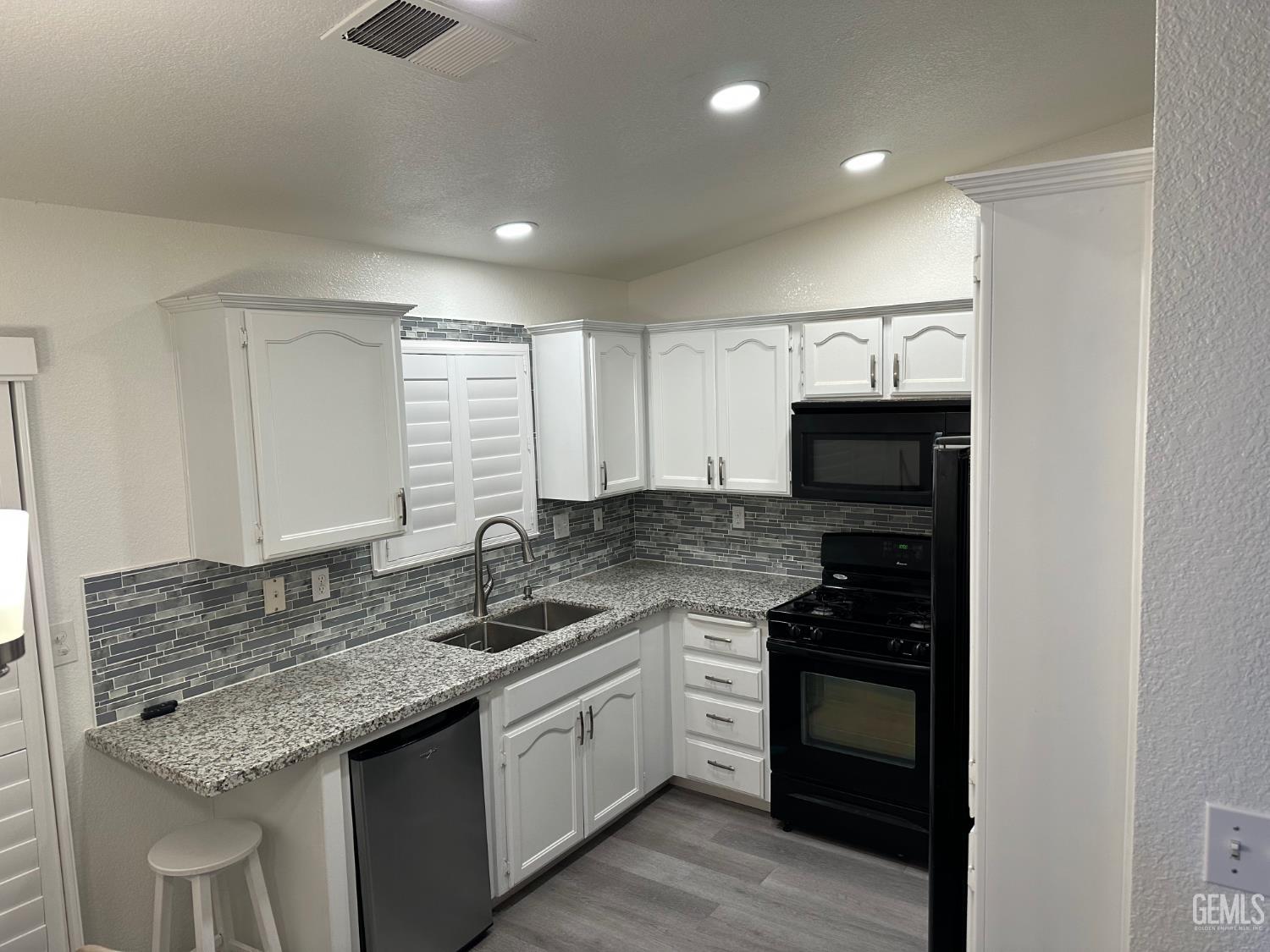 Single Family Residence in Bakersfield, photo 4 of 13