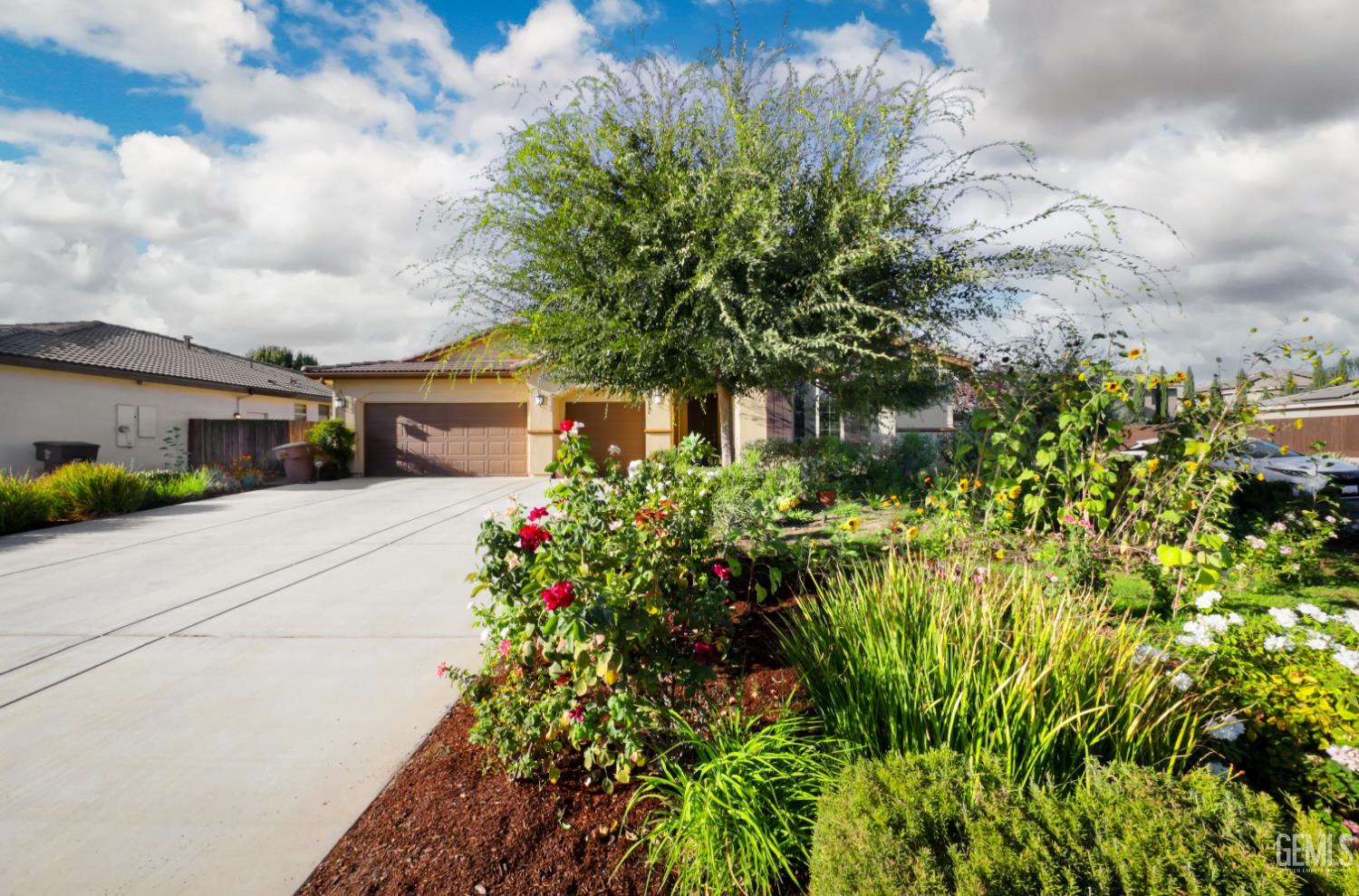 Single Family Residence in Bakersfield, photo 2 of 34
