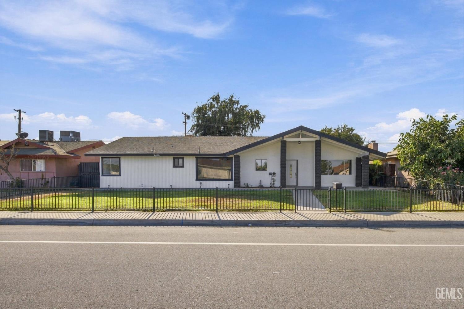 Single Family Residence in Bakersfield, photo 3 of 54