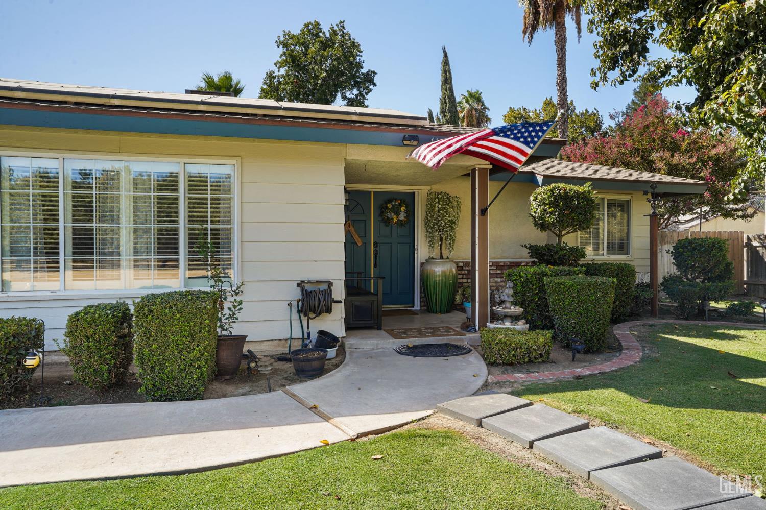 Single Family Residence in Bakersfield, photo 4 of 39