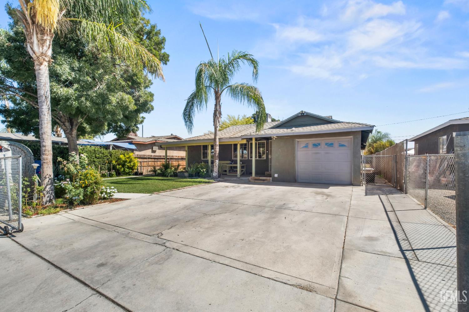 Single Family Residence in Bakersfield, photo 4 of 30